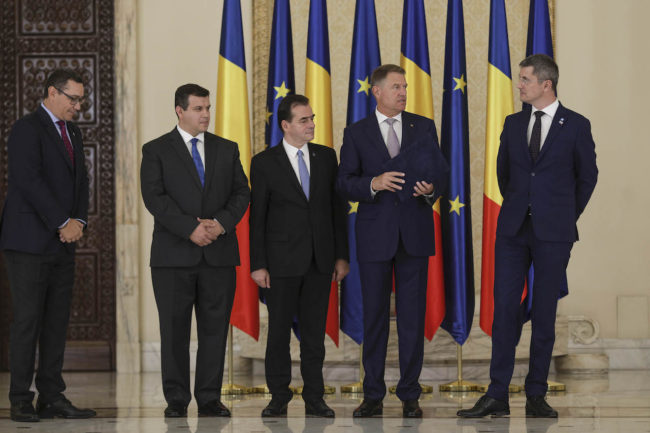 kakie-mery-predlagaet-pravitelstvo-chtoby-pomoch-liudiam-SERJMIN