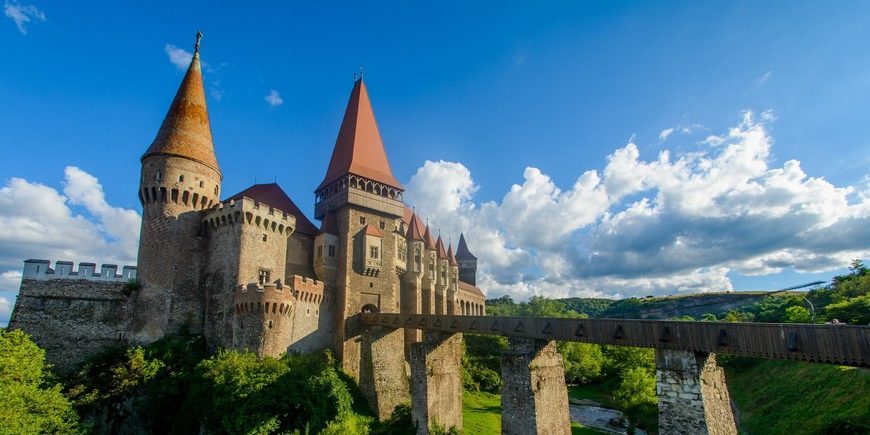 zamok-korvinov-vnov-otkryvaetsja-dlja-publiki-15-maja-SERJMIN