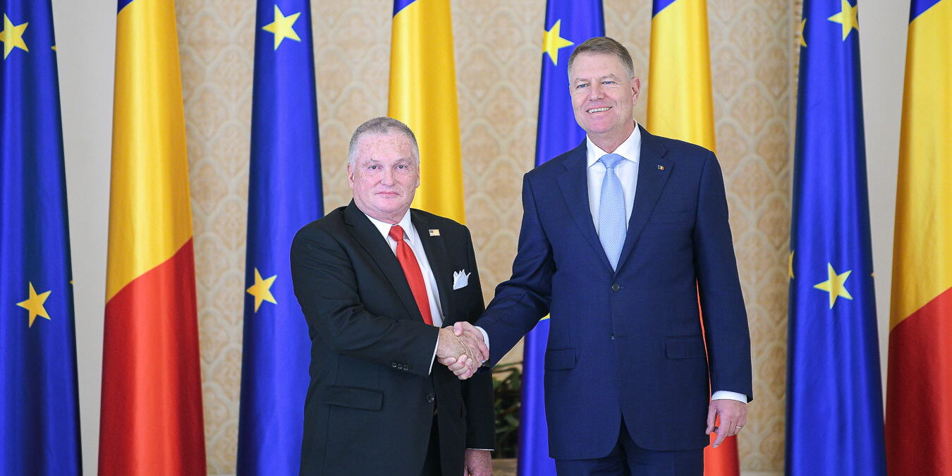 ssha-pozdravljajut-johannisa-s-polucheniem-nagrady-otto-velikij-SERJMIN