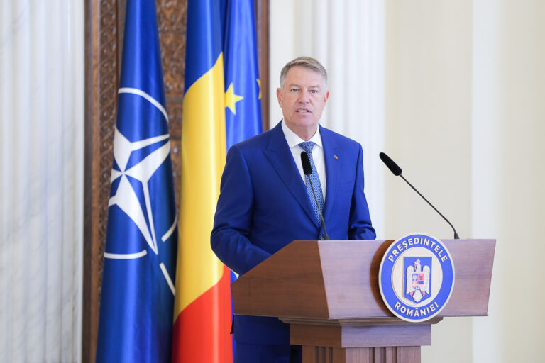 klaus-johannis-v-den-rumyn-povsjudu-u-nas-bolshaja-diaspora-SERJMIN